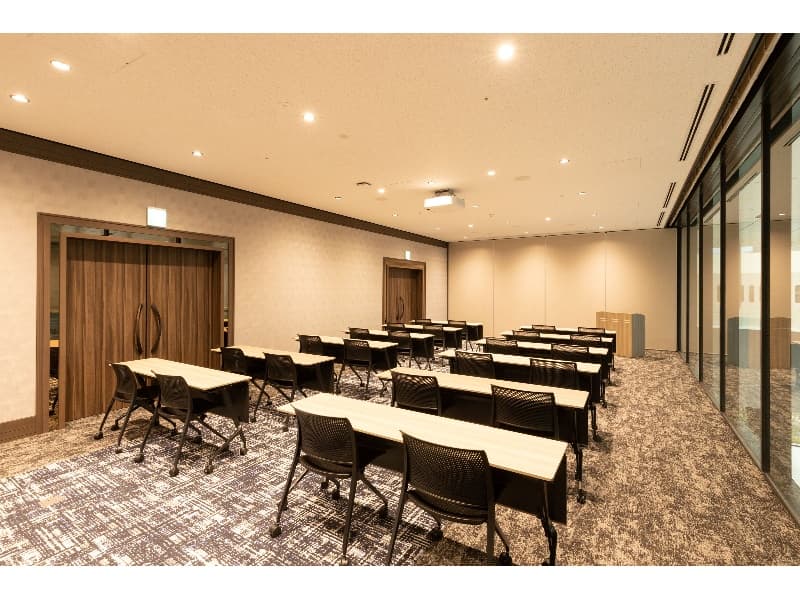 Dialogue Room 1〈最大48席〉
一面採光でFDGCパークを一望できるお部屋です。ガラスは外側からは見えない仕様で、機密性の高い会議も心配ございません。20-30 名規模の会議・セミナーに最適なお部屋です。