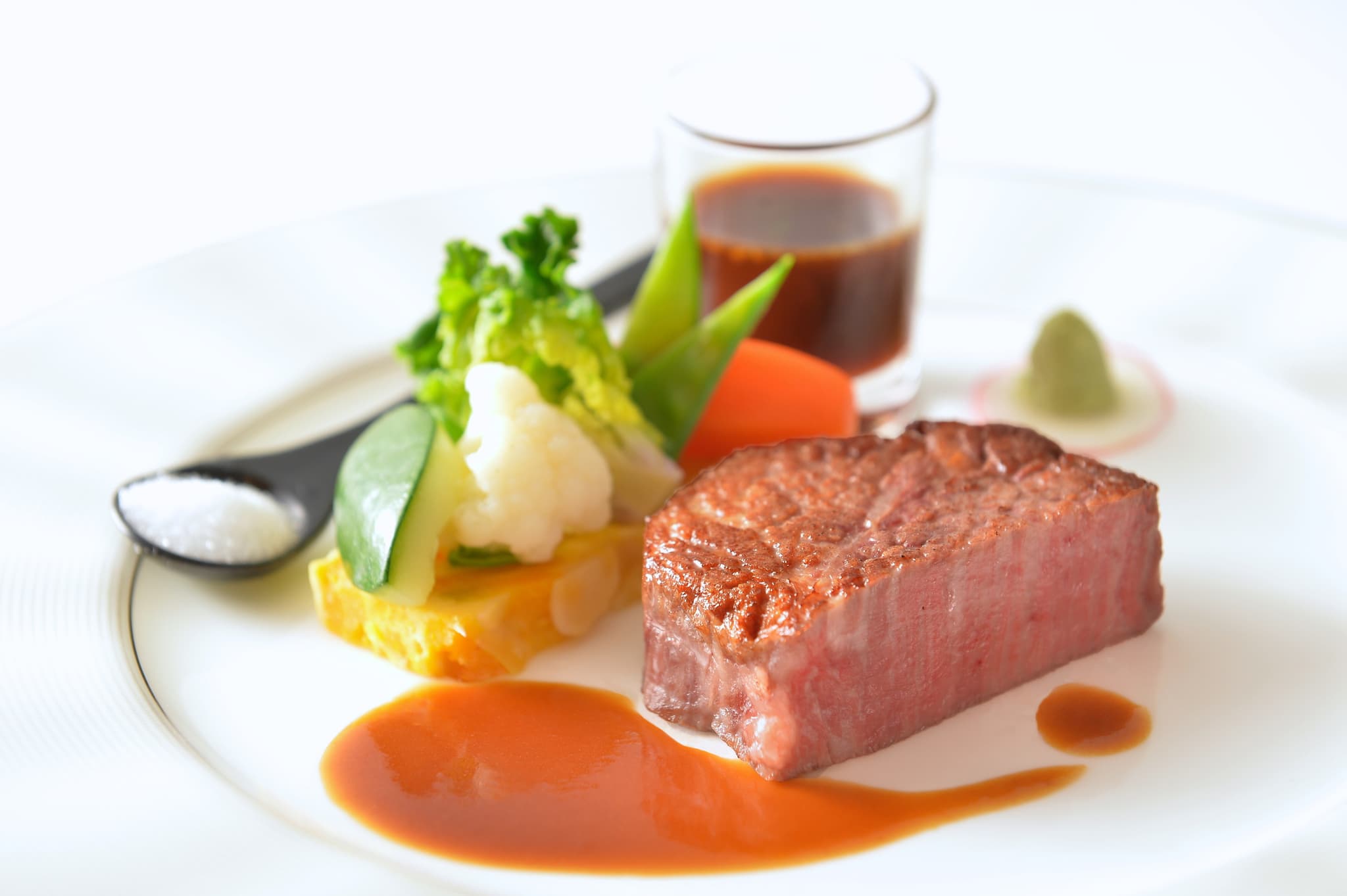 こだわりの厳選食材を使用した、贅沢なメインのお肉料理。