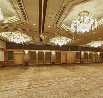館内最大の広さを誇る【アトランティック】360㎡
スクール：226名様　シアター：390名様　着席：198名様　立食：250名様
中央で2つに仕切ることが可能で、会議後の懇親会を隣接会場で行うなど様々な用途に対応いたします。