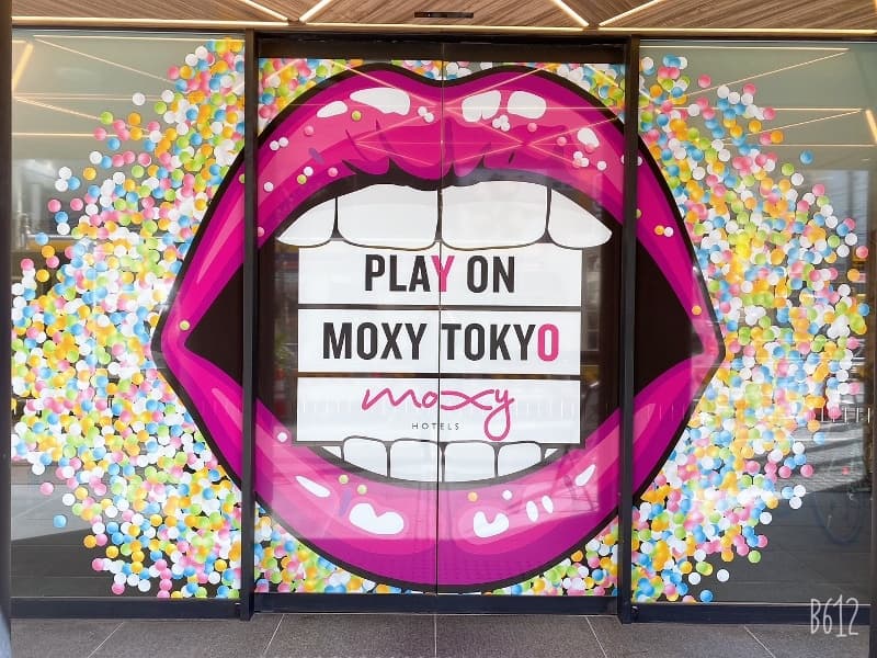 ポップなデザインのエントランスで、皆様をお出迎え！