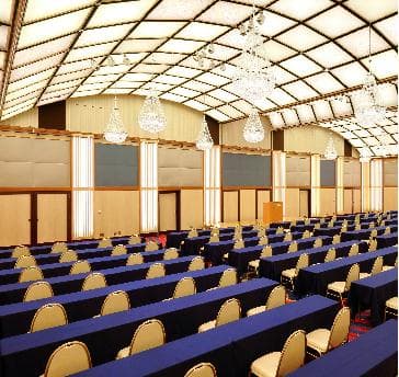【高千穂】
<天井高4.4～6.3ｍ　/　面積最大400㎡＞
Ａ・Ｂ全体使用スクール形式
・スクール　300名
・シアター　450名