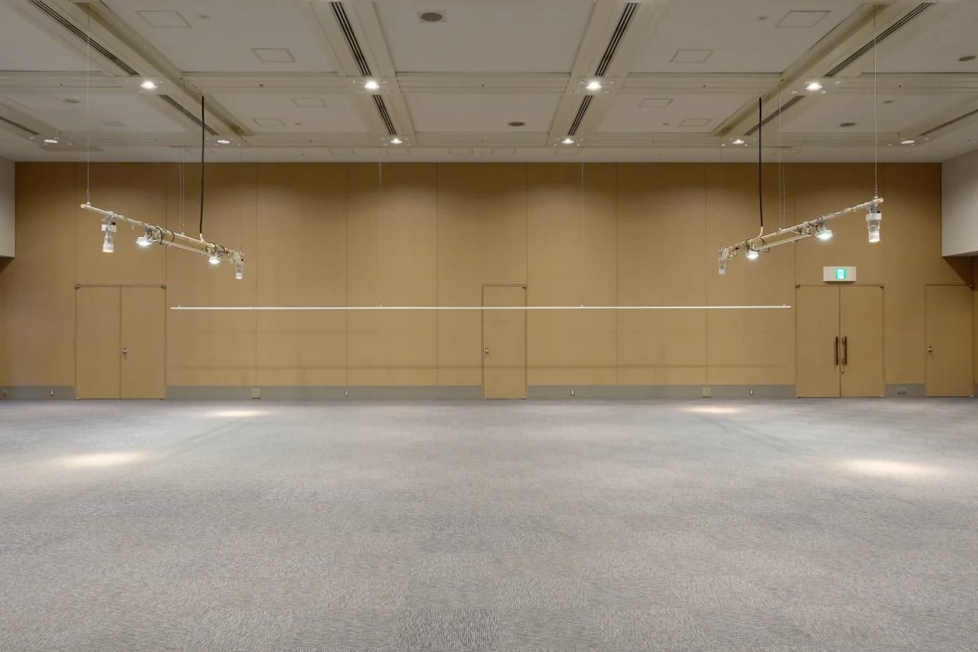 【3F ホールA】イベント内容に合わせた照明の増設やスクリーンを吊るすことも可能です。