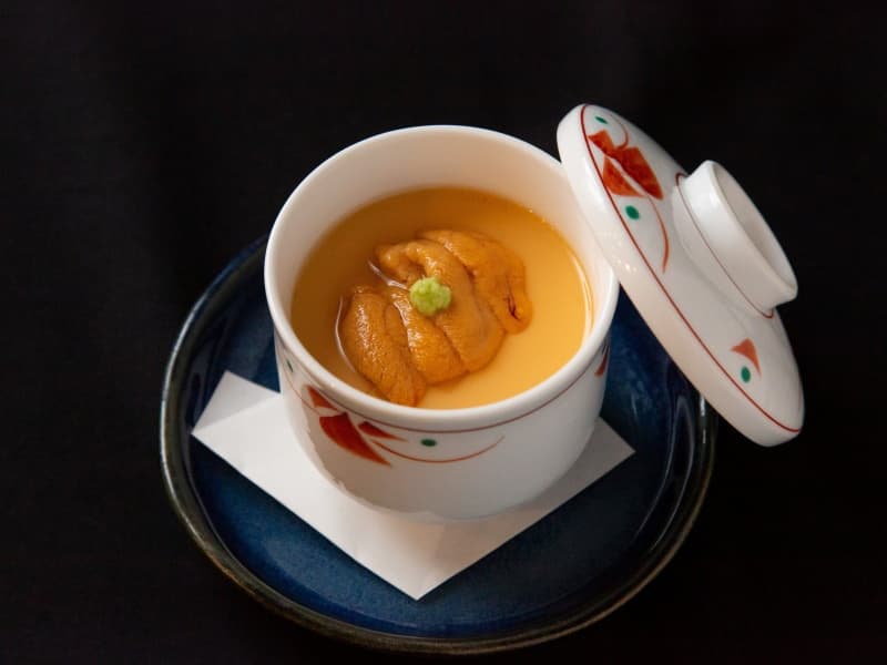 丁寧に蒸し上げた滑らかな茶碗蒸し。上品な出汁の香りと共に、素材の旨味が溶け合う和食割烹ならではの一品です。