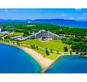 日本国内で最大級の芝生のガーデンがホテルに隣接。広大な敷地の中で、開放感に溢れた時間をお過ごしいただけます。季節に合わせたイベントやアクティビティもご用意しております。