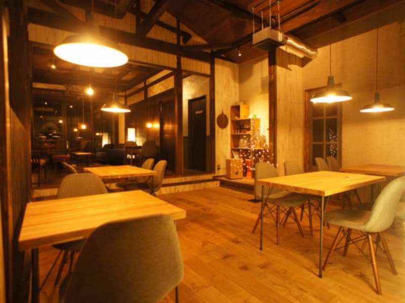 お洒落で歴史を感じる店内
47席(屋内27席 / ウッドデッキ20席)
着席時 ：30人　立食時 ：40人