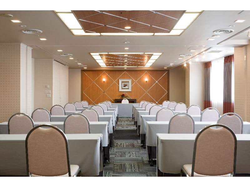 【橘(半室)】
明るい自然光が差し込む、落ち着いた雰囲気の会議室で、講演会やセミナー、社内研修などに最適です。木目調の壁と上品な照明が空間に温かみを与え、集中しやすい環境を演出します。
