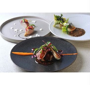旬の素材を用いたフランス料理でおもてなし致します。
岐阜の食材も随所に使用しているため、県外からのお客様にも好評頂いております。