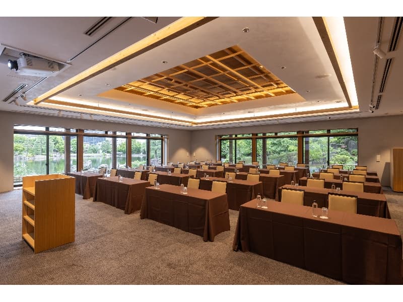 【ガーデンホール】
会議利用イメージ(スクール形式)