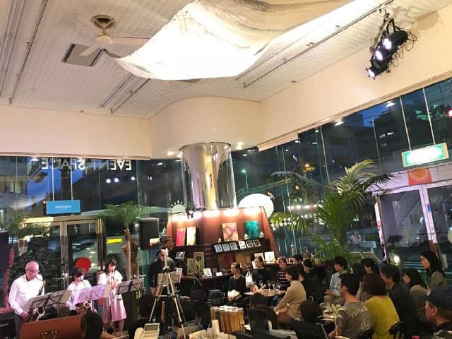 天井が高くて解放感ある波動の高い空間です。ライブ演奏対応。
