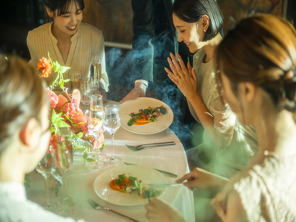 【コース料理イメージ】
日本の土地が育む和の食材と、華やかなフレンチを融合させた至極の料理。
馴染み深く、それでいて新鮮な驚きと発見に満ちた料理の世界観は、
世代を問わず愛されゲストの記憶に残るおもてなしに。