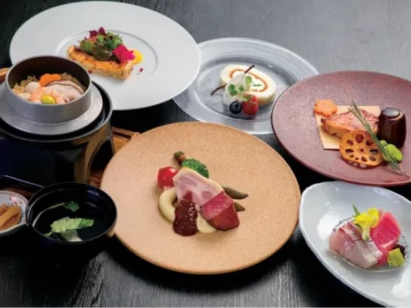 旬の食材を活かした彩り豊かなコース料理の一例。丁寧に仕上げたシェフ自慢の料理が、大切なゲスト様へおもてなしを届けます。