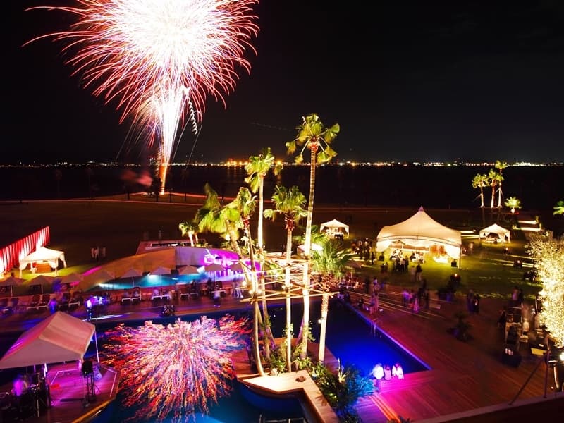 夏はプールでの各種エンターテインメントやバーベキュー、花火、人気のシネマナイト、春にはいちご狩りなど、春夏秋冬で季節に合わせたイベントが盛りだくさん。野外イベントも対応可。インバウンドゲストにも大変好評いただいております。