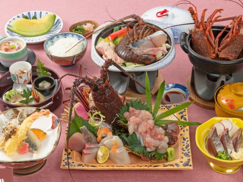 地元自慢の伊勢海老を姿造りで味わい、陶板焼きや海の幸を堪能できる会席です。