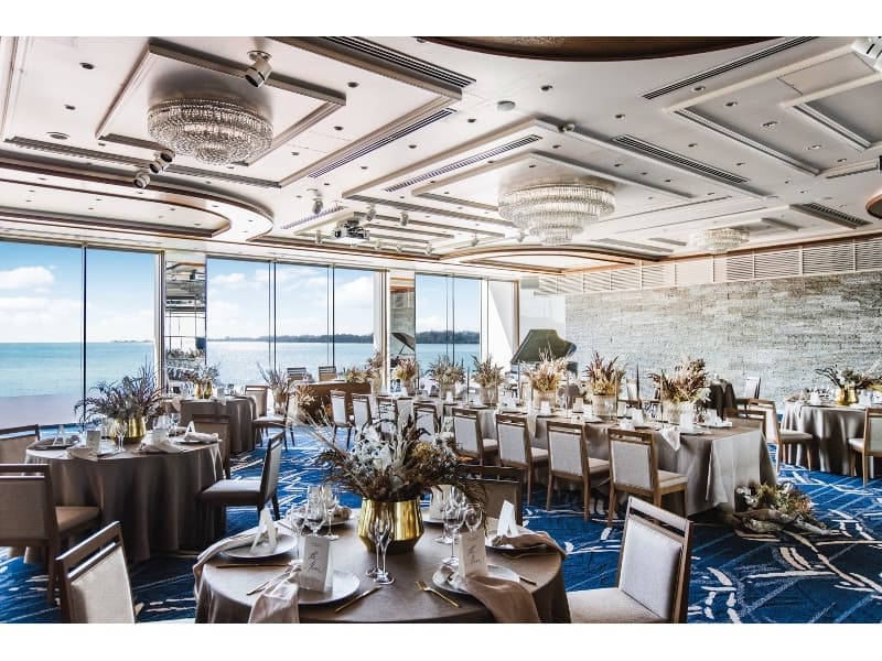 【BREEZE BAY（ブリーズ・ベイ）　2F】
着席：100名　立食：120名
スクール：80名　シアター：130名

オーシャンビューを間近に望む中宴会場