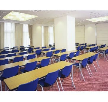 最大シアター型で１００名収容可能です。

お客様の用途に合わせてレイアウトさせていただきます。

「会議・研修・セミナー・展示会・パーティー等」様々なニーズに合わせてご利用いただけます。