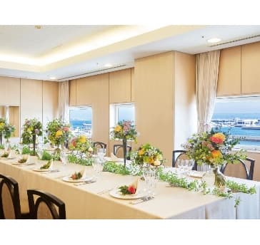 窓の外には海の景色。少人数の宴会も。会場「ブラン」と隣合わせに位置するので、会議と食事会場に分けて使用することも。
