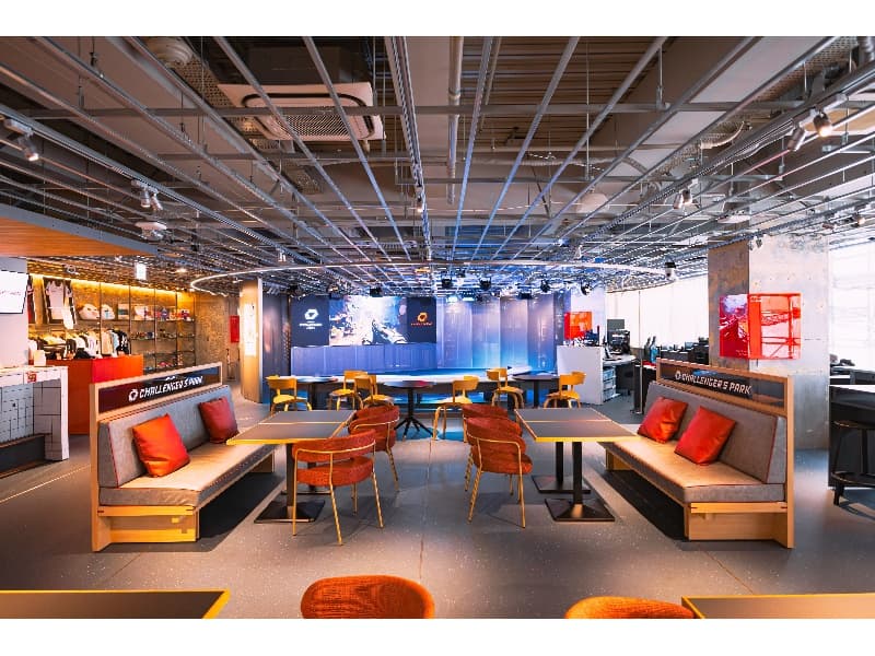 スタジアム＋カフェエリアで100名収容！