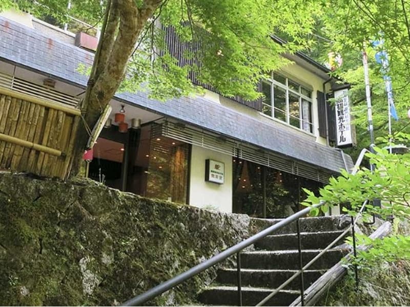 【外観】
緑に包まれた穏やかな玄関口。