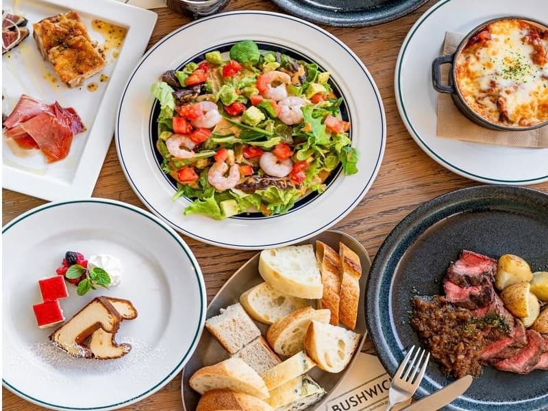◇こだわりパンとグリル料理を◇
熟成肉のグリル料理やこだわりのパンを、リーズナブルに楽しめる欧州ビストロです。NYスタイルのおしゃれな空間は、ママ会や企業パーティーにも最適。ウェディングパーティー向けプランもご用意しております。