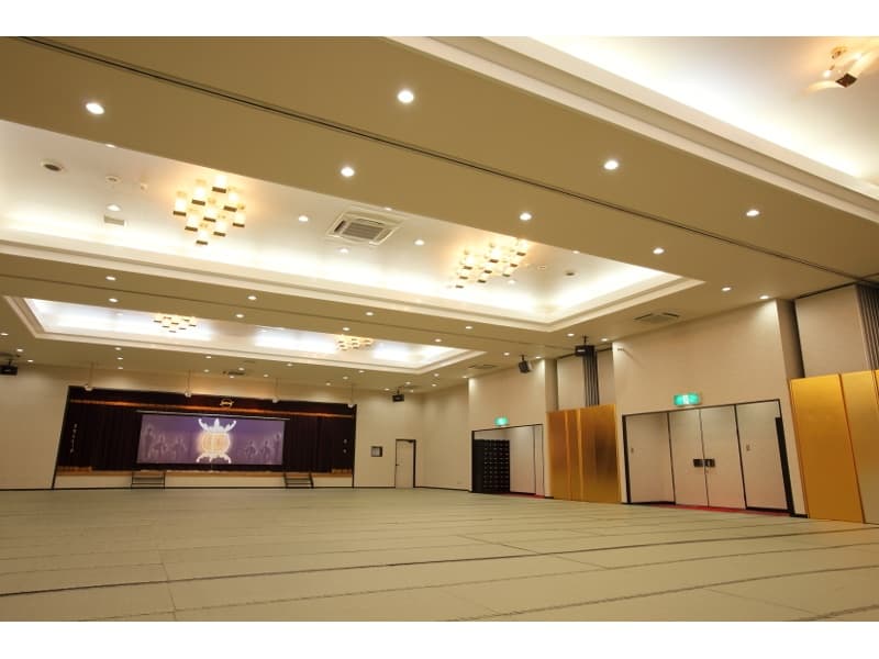 研修や宴会など用途に合わせて使える大宴会場
350名収容出来る250帖の大宴会場は洋室としても和室としても使用する事ができます。社員旅行で使用される企業様は昼は社員研修の場として、夜は楽しい大宴会の場としてご活用下さい。