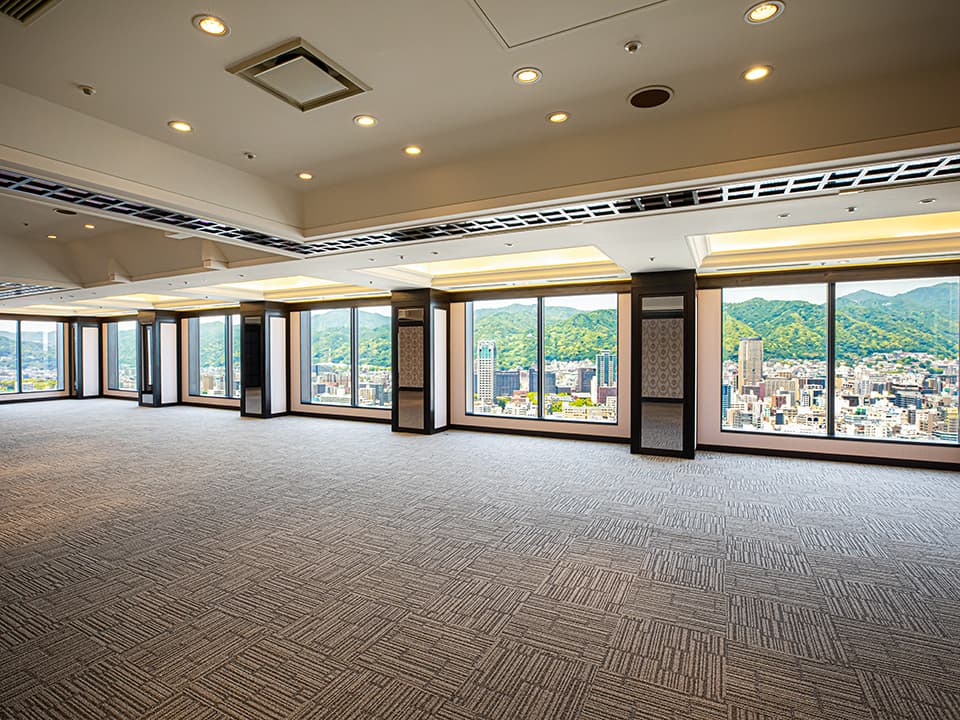 ホテル最上階35階に位置し、六甲山系の山並みと神戸の街を一望するロケーション。開放感とプライベート感を兼ね備えた、館内でもひときわ優雅な空間です。