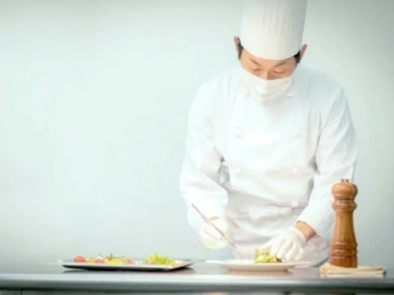 【感染防止対策⑤】
お料理･お飲物をご提供する際は、マスクと手袋を着用いたします。また、当面はコーススタイルで、極力生ものでのご提供はさけ火を通した食事を使用いたします。
お酌、グラスやお猪口のまわし飲みを避けるためお飲み物はスタッフがサーブいたします。