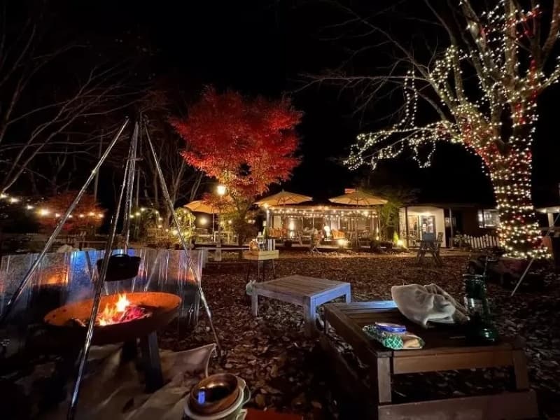 咲くカフェの新しい宿泊スタイル ＝ 庭キャンプ。
咲くカフェの背に構える山、ケヤキや紅葉の木が並ぶ庭。煌びやかなライティングを眺めながら、咲くカフェのガーデンキャンプで ちょっとしたグランピング気分♪