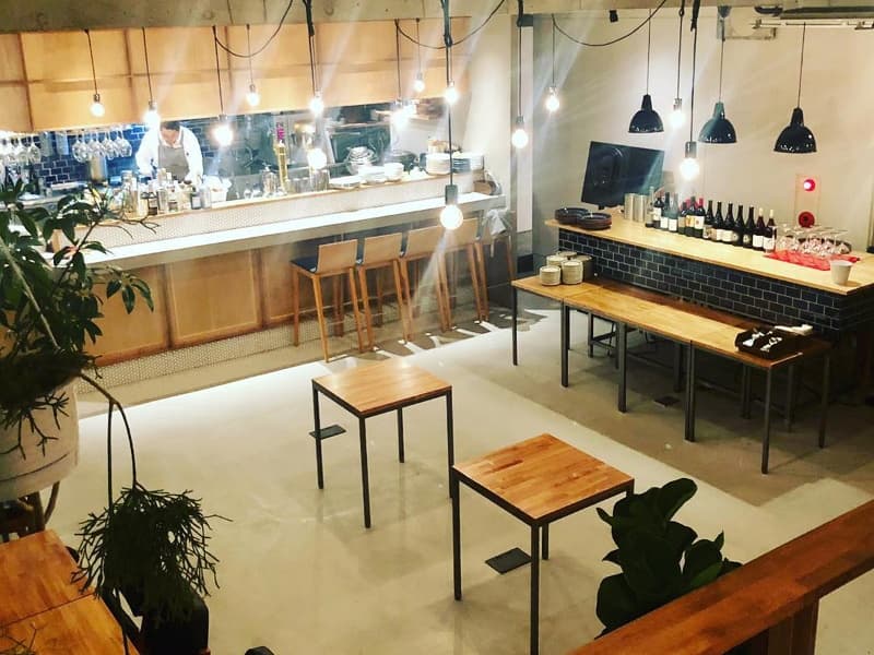☆… 立食レイアウト最大100名様 …☆
各テーブルを並べた立食レイアウトの場合は、最大100名様までご利用いただけます。
ウエディングパーティー・2次会をはじめ、企業パーティー、飲食がある同窓会や謝恩会、歓送迎会にもご利用頂いております。