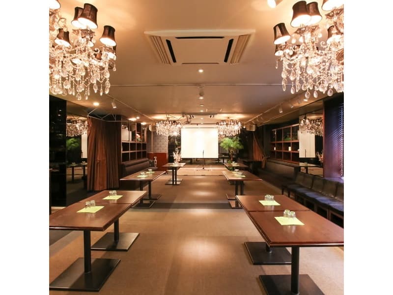 【最大立食160名】
同窓会や交流会に人気レイアウトです。