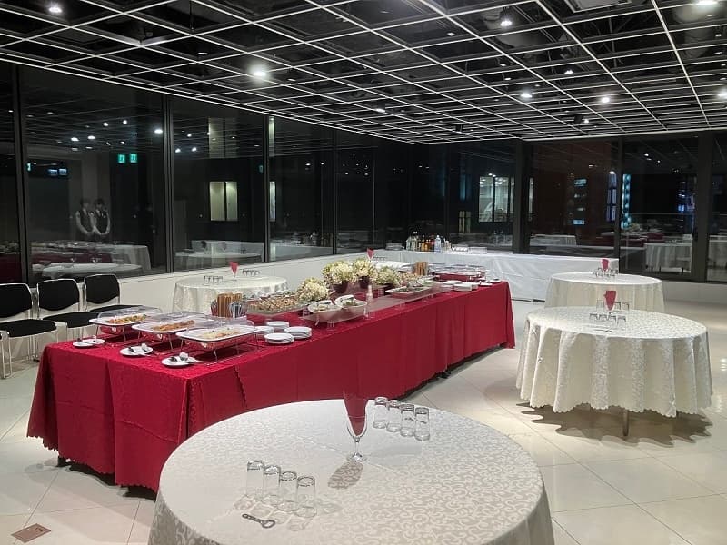 コミュニケーションの場に、開放感あふれる会場で
立食パーティー　30～50名様対応
305（多目的スペース）