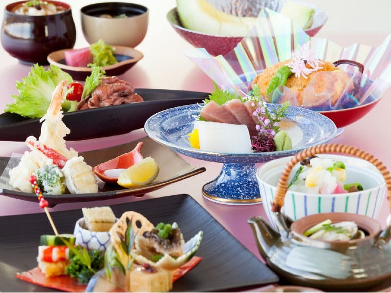 和食会席料理
忘新年会プラン
「スーペリアコース」　おひとり様12,000円
料理内容にもこだわった特典も充実のお得プラン！