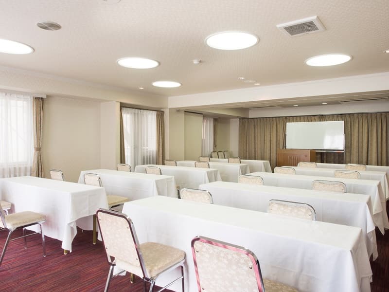 琥珀の間は宴会会場だけでなく会議室としての利用も可能です。ホテルの空間ならではの重厚感有る会場で、大切な会議にはうってつけですよ。