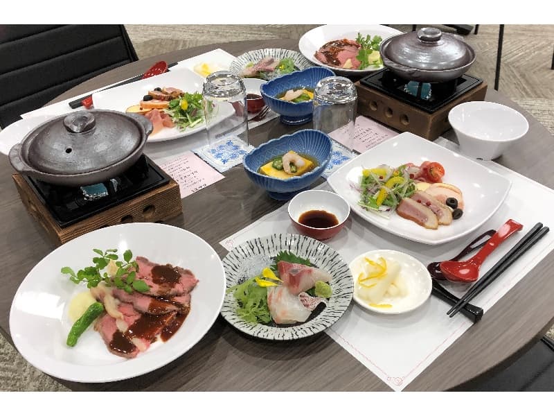 ◆ご宴会料理例 ▶4,000円のお料理とフリードリンクによる着席のご宴会例です。

