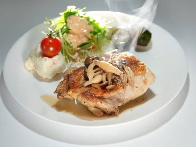 【お料理（例）】
チキンステーキきのこソース