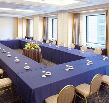 ■フローラ
＜会議・セミナー利用＞
面積（㎡）120
天井高（m）2.9
最大ご利用人数（人）
 スクール50
 シアター100
＜宴会・パーティ利用＞
面積（㎡）120
天井高（m）2.9
最大ご利用人数（人）
 正餐40
 立食50