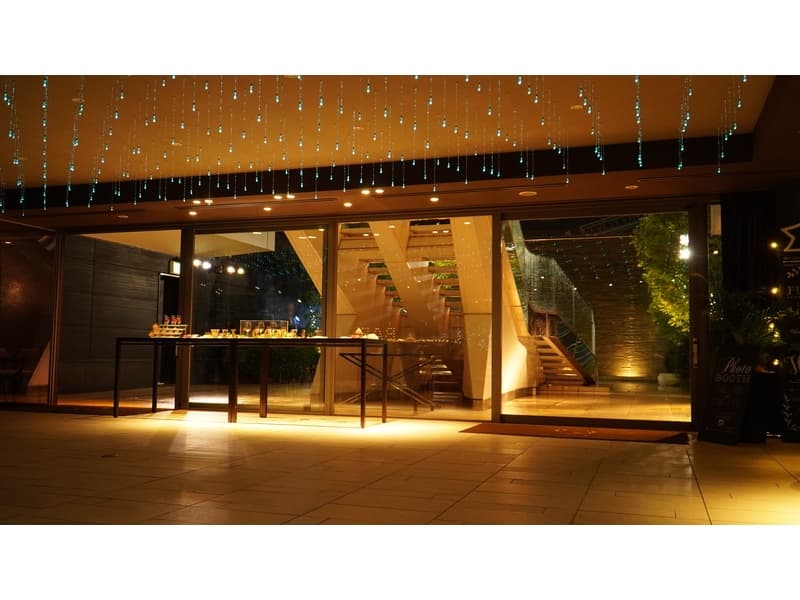 【リベレイション】会場内から見たテラス。正面には大きな滝と夜空です。　