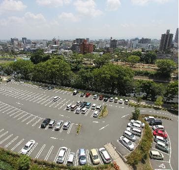 「森の都　熊本」の名にふさわしい緑あふれる景観。光と緑が溢れ、訪れる人を優しく包む、こころ和む空間です。