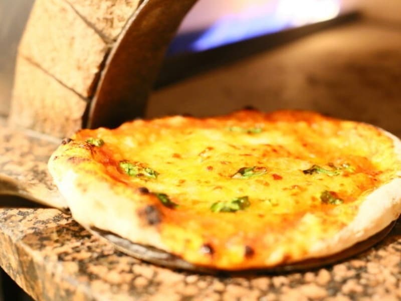 400℃の石窯で一気に焼き上げる、もっちもちの本格ナポリピッツァ。北海道産小麦の手打ち生地が生み出す香ばしさとふんわり食感が絶品です。