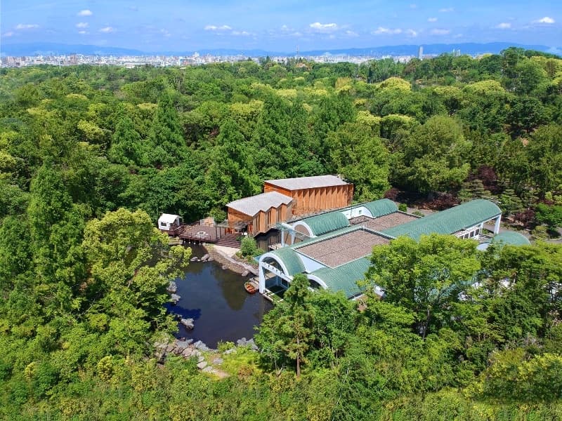 広大な鶴見緑地公園の一角、大阪市内とは思えない豊かな森につつまれた「鶴見ノ森 迎賓館」