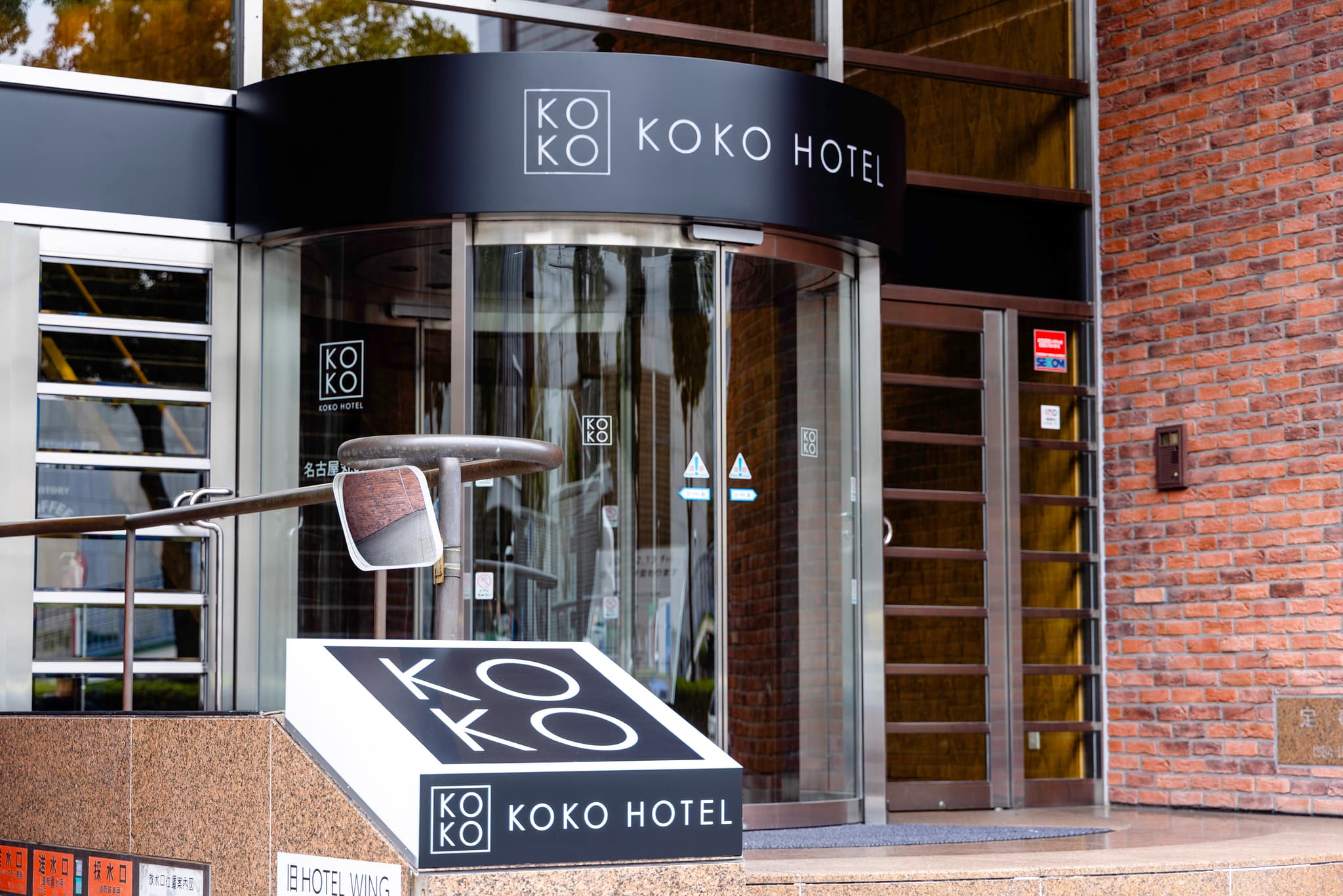 KOKO HOTEL 名古屋丸の内は、名古屋市営地下鉄「丸の内駅6番出口」徒歩2分に位置し、名古屋駅や栄エリアへのアクセスも良好で、観光・ビジネスのどちらにも使いやすい立地です。落ち着いた周辺環境の中で、快適な名古屋滞在を叶えます。