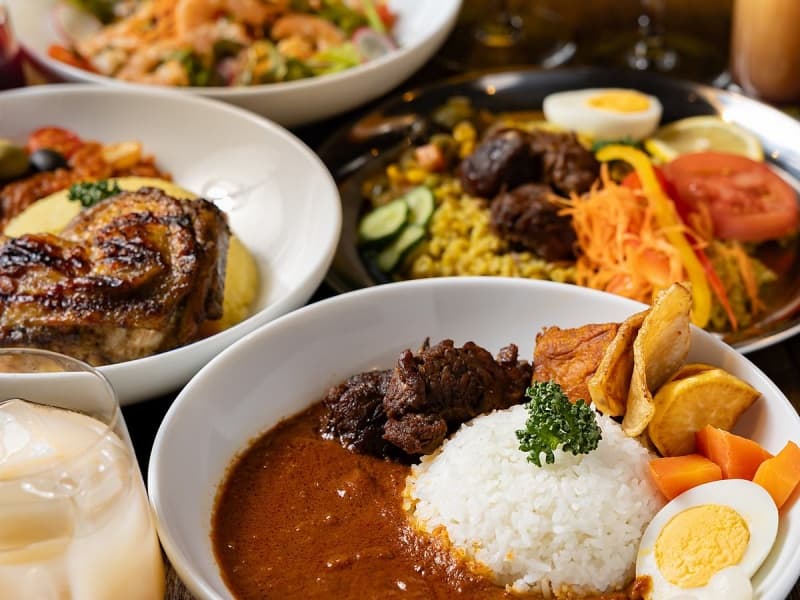 現地の食材とスパイスにこだわったアフリカンカレーと本格グリル料理。異国情緒あふれる本場の味をお楽しみいただけます。