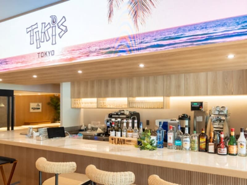 本場ハワイの雰囲気が味わえるレストラン「Tiki's Tokyo」のバーカウンター。アルコール・ノンアルコールともに豊富にご用意しておりますので、当店のシグネチャーカクテルを是非お料理とお楽しみください。