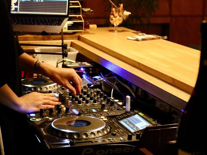 ☆… 最高クラスの音響とDJブース …☆
ドイツ製高性能スピーカーをはじめ最高クラスの音響設備にDJブースも完備しているので様々な演出が実現します。