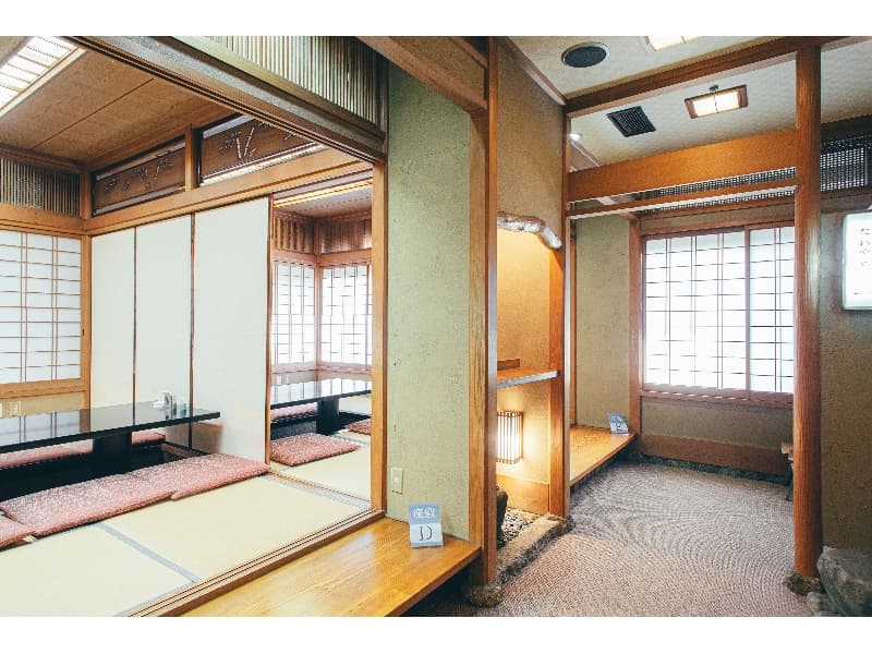 掘りごたつ式の座敷(16名様まで)もご用意可能