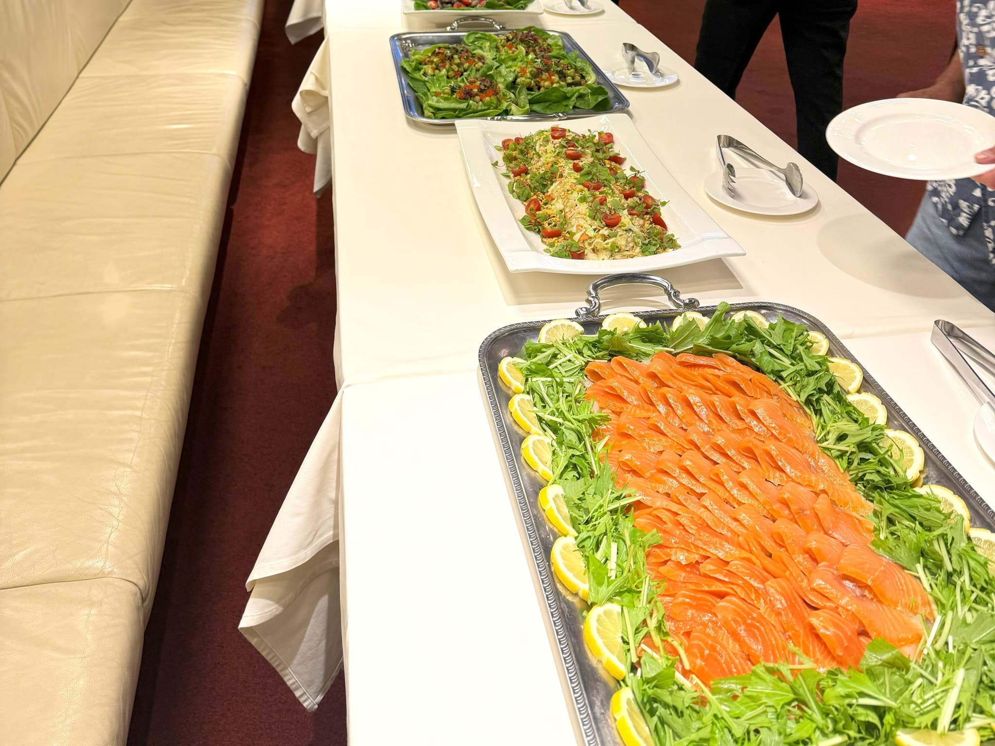 一皿一皿を芸術作品のように美しく仕上げた料理は、見た目の華やかさはもちろん、味わいでもゲストを魅了します。
