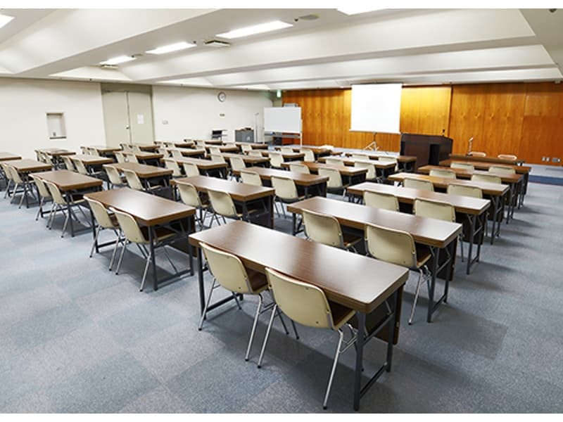 ■４０１号会議室（４階）

着席で１２０名まで入るもっとも人気の高い貸会議室です。
４階でエレベーターを降りると正面にお部屋があります。