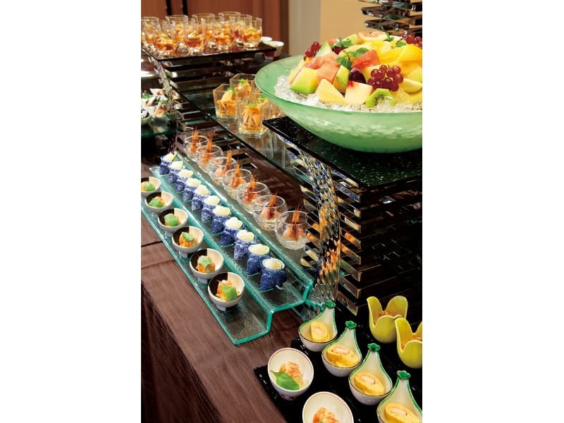 お料理は和と洋のエッセンスを取り入れた彩り豊かなメニューをご用意。
立食スタイルで気軽に楽しみながら、見た目にも美しい料理の数々をご堪能ください