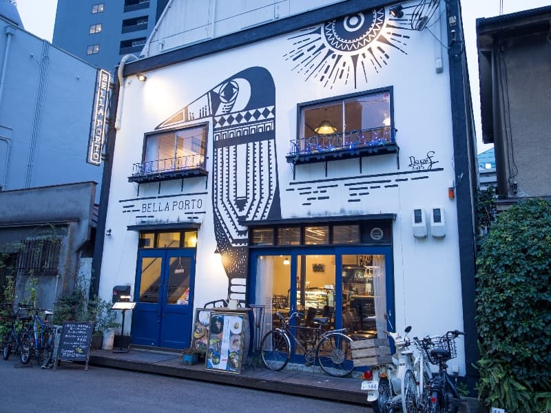 店舗外観。
鳥のアートが印象的。