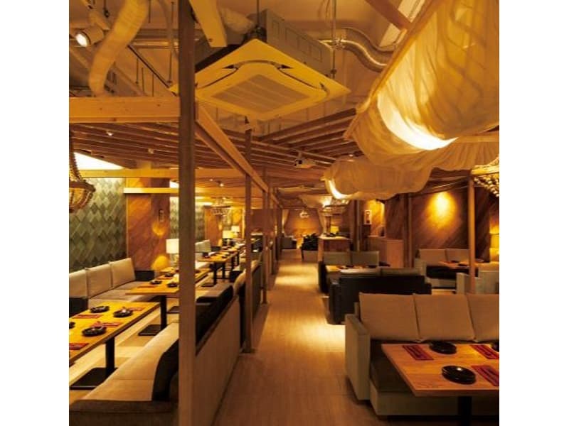 店内入って左側から見た全体写真
【着席80名/半立食100名】
照明暗め※夜Ver．