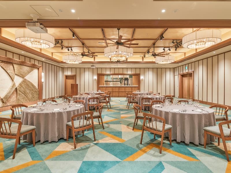 5F THE GRAND ROOM（ザ グランドルーム） 250㎡
着席130名様／立食150名様

アットホームで落ち着きのある空間。
オープンキッチンがありシェフが目の前でお料理の仕上げをいたします。香り立つ出来立てのお料理を最高の状態でお楽しみください。